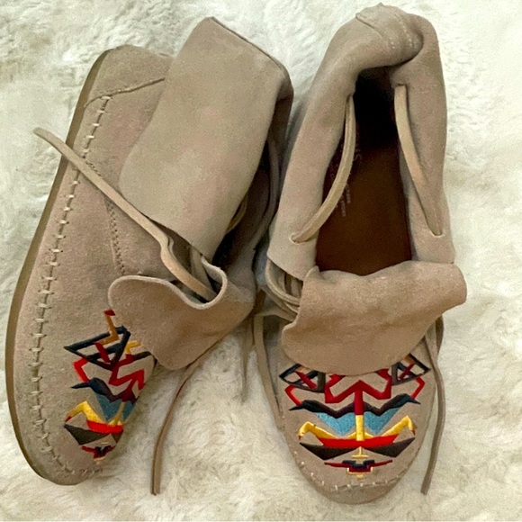 TOMS Embroidered Moccasins - Picture 1 of 4